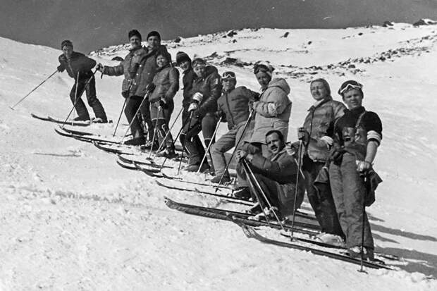 Чегет, первая половина 1980-х. Георгий Дубенецкий третий снизу