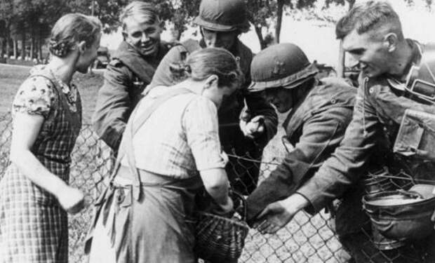 немецкие фашисты уводят отца дети плачут. концлагерь в совхозе красный лагерь смерти крым. слуцк в годы оккупации. 5 ленинградская партизанская бригада. пережившие оккупацию.