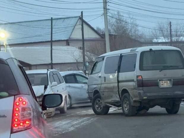 Пробка сковала улицу Ковыльную из-за ДТП