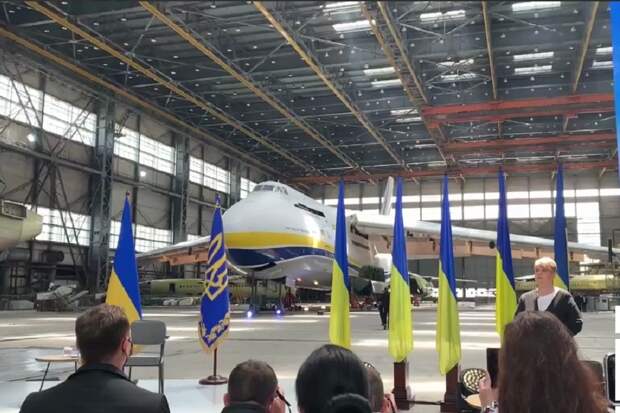 Президент Украины на фоне Ан-124 без двигателей