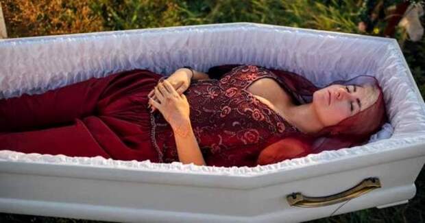 Ритуальное агентство презентовало коллекцию одежды для покойниц