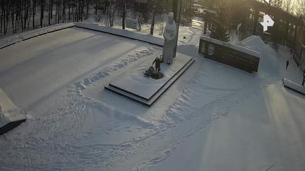 Женщина потушила Вечный огонь в Свердловской области