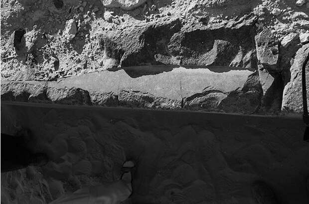 След от надреза на блоке возле пирамиды Ниусера. Изображение взято из книги А. Ю. Склярова "Пирамиды: загадки строительства и назначения", издательство ВЕЧЕ, 2013