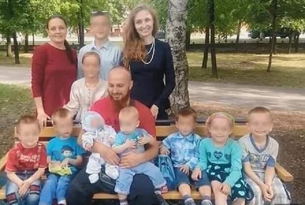 Выпендривается или желает укорениться: как живет русский многоженец Иван Сухов с 4 супругами и 13 детьми
