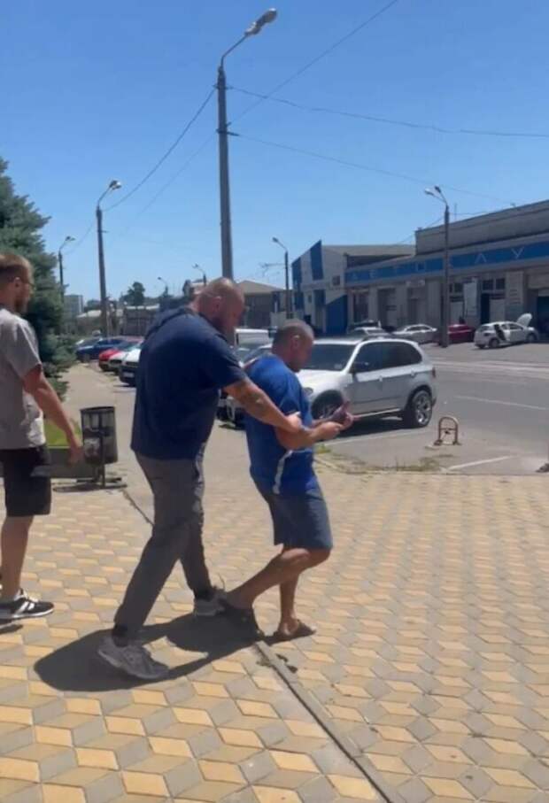 Демьян Ганул ведёт тренера в автобус до военно-врачебной комиссии. Фото © Telegram / GANUL