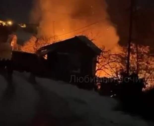 На Кубани сгорел жилой дом: пожар охватил площадь в 80 кв. м