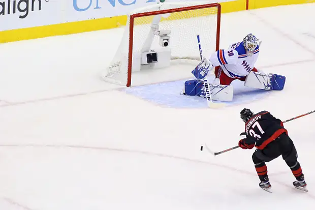 Российский вратарь Кочетков в своем третьем матче НХЛ помог "Каролине" обыграть "Рейнджерс"