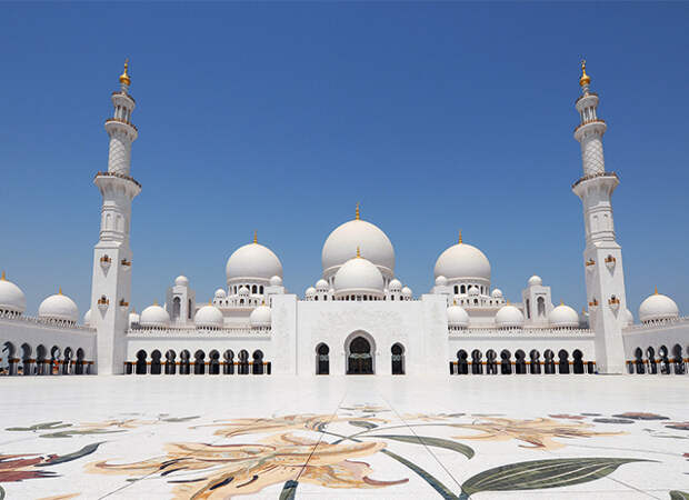 Отполированные до блеска мраморные полы, золото, керамика и драгоценные камни - в такой обстановке возносят свои молитвы посетители мечети шейха Зайда