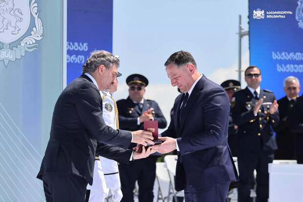 Кавелашвили награждает бывшего главу МИД Вахтанга Гомелаури © Сourtesy of Georgian Government