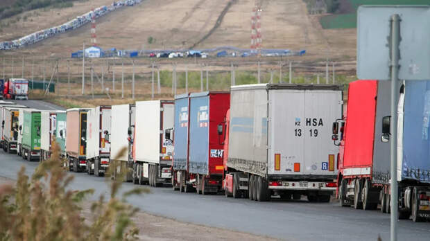 «Лента.ру»: 2,5 тысячи фур с товарами для России застряли на границе Казахстана