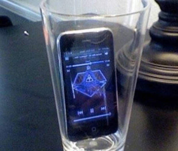 Если положить телефон в пустой стакан, громкость музыки значительно увеличится.