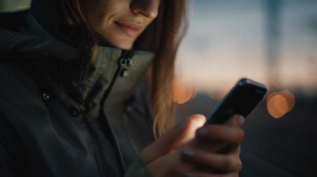 Во многих магазинах принимают только наличные, заказать еду нельзя, банкоматы и такси работают со сбоями. В Москве проходит репетиция Парада Победы