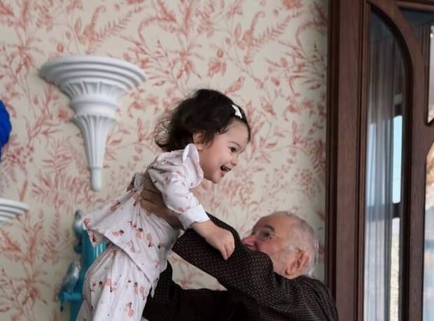 Жена юмориста Евгения Петросяна показала его фото с дочерью