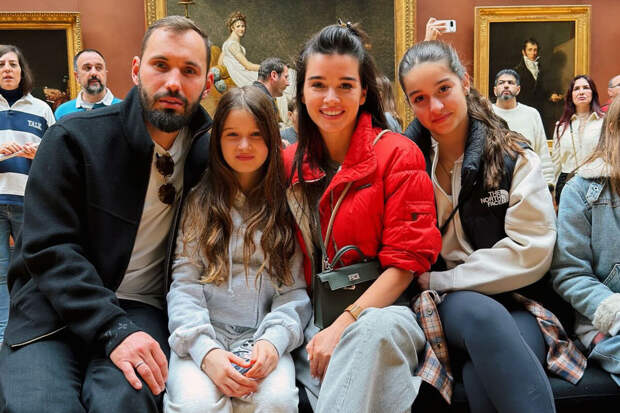 Телеведущая Ксения Бородина с мужем Сердюковым и дочерьми снялась в Лувре