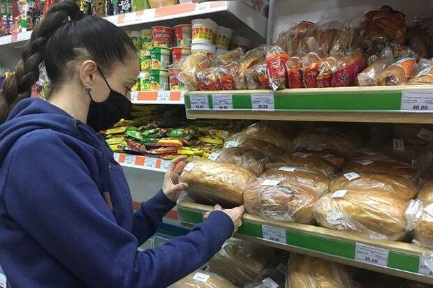 Жители Нур-Султана рассказали про очереди за хлебом в магазинах