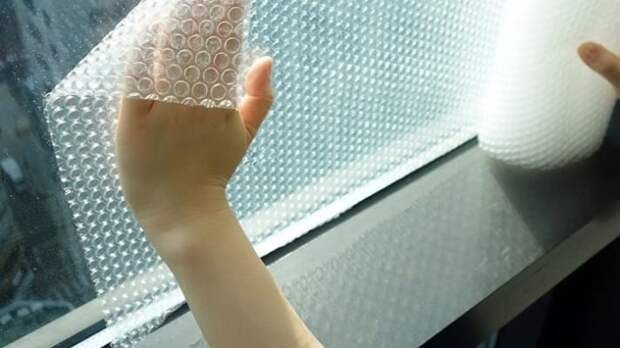 Сделать поверхность менее прозрачной с сохранением света поможет пленка с пузырьками. /Фото: poleznye.info