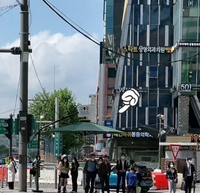 На тротуарах в Корее стоят большие зонты На тротуарах в Корее стоят большие зонты