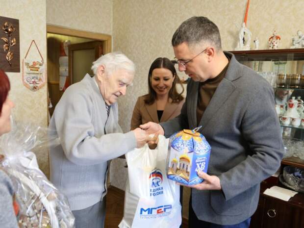 Депутаты-единороссы в Туле поздравили с Пасхой ветеранов и жителей города