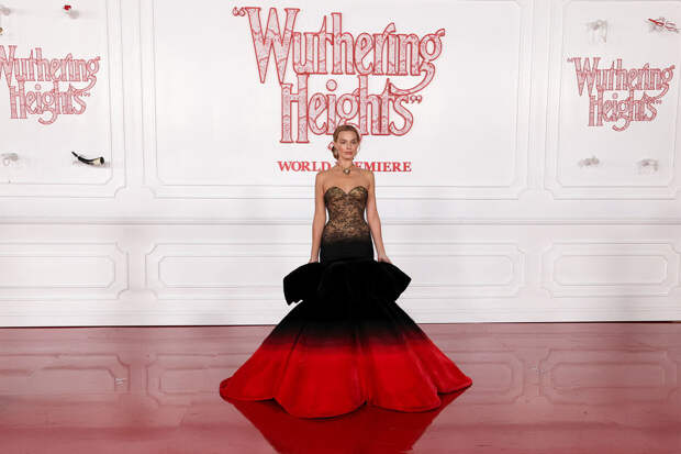 Актриса Марго Робби снялась в корсетном платье и колье Тейлор на кинопремьере