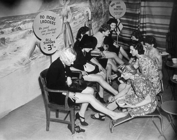 Во время войны был дефицит чулков и женщины в Лондоне раскрашивали ноги в 1940 году, чтобы создать их видимость