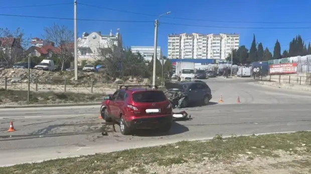 В Севастополе столкнулись две легковушки