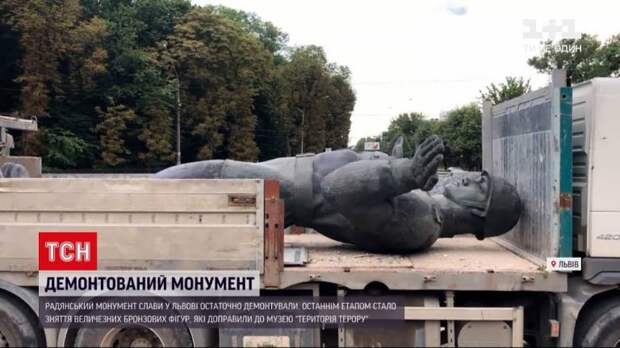 Во Львове уничтожили памятник погибшим солдатам Великой Отечественной войны