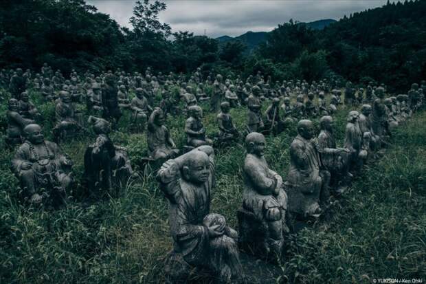 Японский фотограф случайно наткнулся на мрачный парк статуй парк, статуя, япония