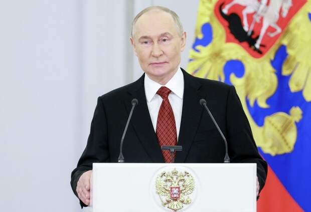 Путин присвоил пятерым гражданам России звание Героя Труда