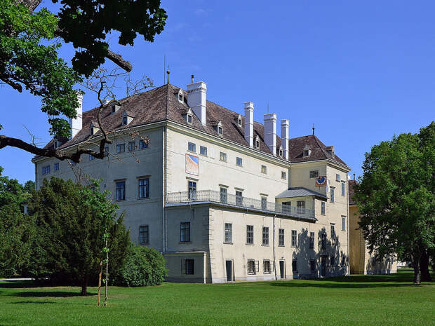 Altes_Schloss_Schlosspark_Laxenburg.jpg