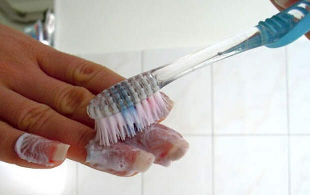 чистить ногти зубной щеткой 