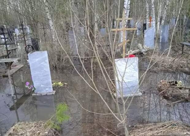 Последствия паводка ликвидируют на Ново-Стригинском кладбище