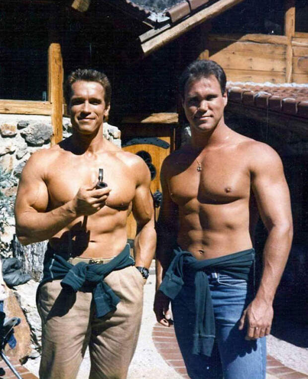 Arnold Schwarzenegger With His Stund Double Peter Kent On The Set Of Commando