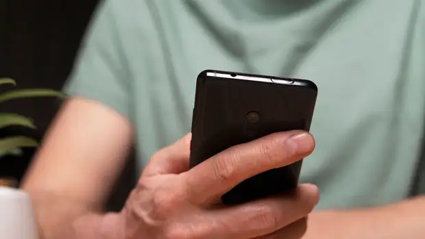 Эксперт Кашкин заявил, что скрытую камеру можно найти с помощью фонарика на смартфоне