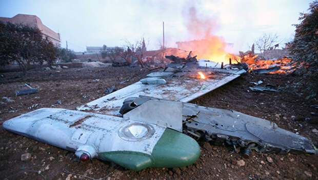 Обломки сбитого боевиками российского самолета Су-25 в Сирии. 3 февраля 2018