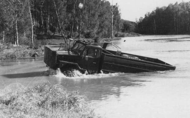 7 км/ч на плаву, 85 км/ч по шоссе: почему не взяли в армию Урал-амфибию?