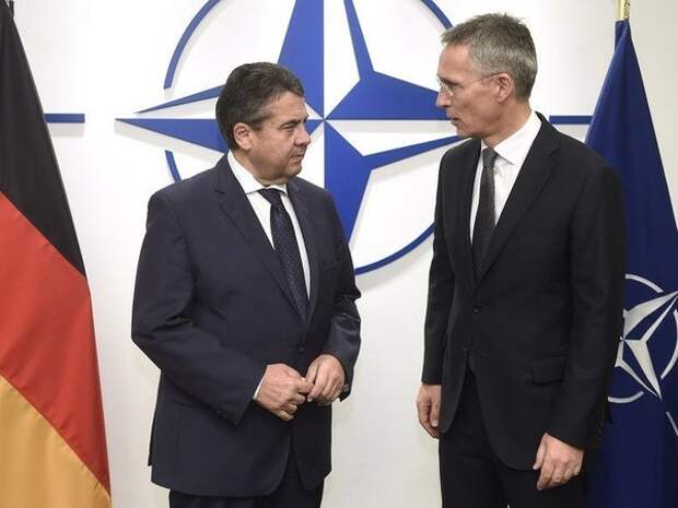 Министр иностранных дел Германии Зигмар Габриэль и Генеральный секретарь НАТО Йенс Столтенберг