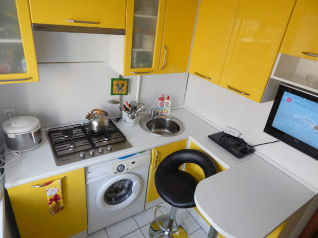 Кухня в бело-желтых тонах. | Фото: Yandex.