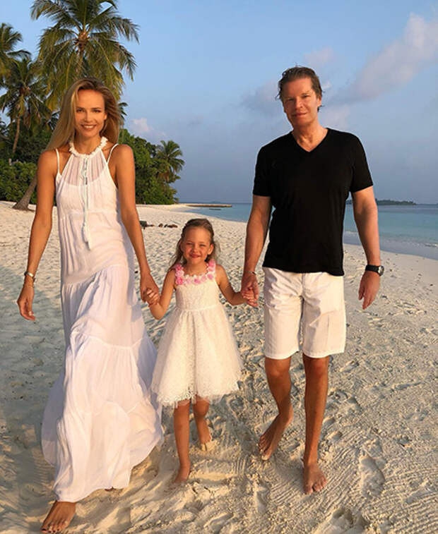 Наташа Поли с дочерью Александрой Кристиной и мужем Питером Баккером  