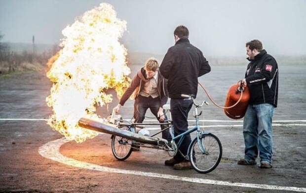 Огненный запуск двигателя. | Фото: dailymail.co.uk.