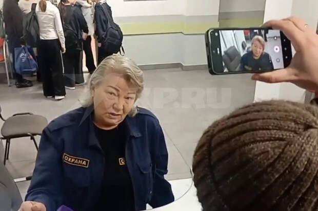 Пропустившую ученика с ножом охранницу отправили за решетку