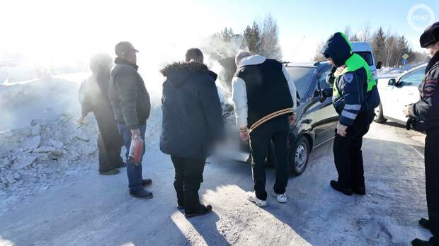 В Ноябрьске горожане помогли оперативно потушить загоревшийся автомобиль