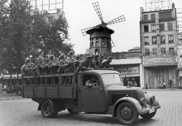Вековая история главного кабаре мира «Мулен Руж» в фотографиях