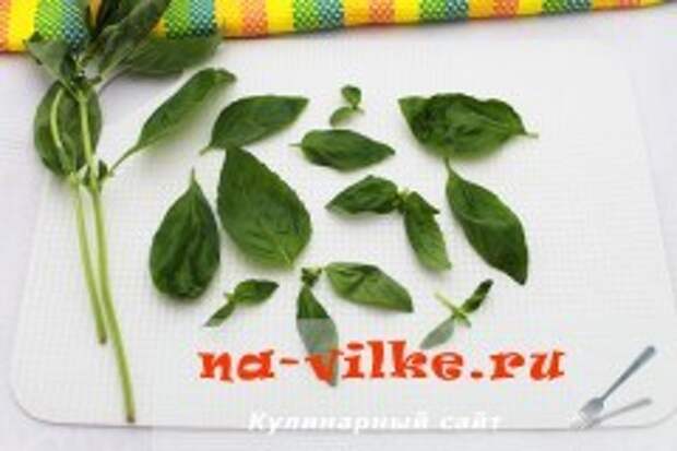 Салат овощной с пармезаном и оливками