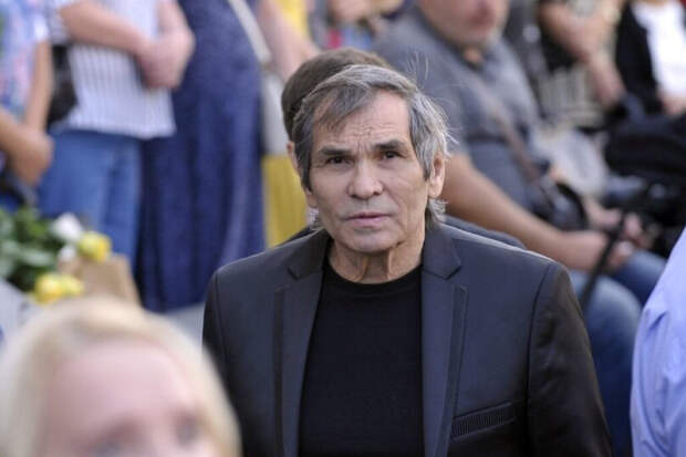 Квартира Бари Алибасова: интерьер на грани искусства и провокации