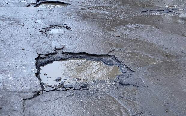 На Солотчинском шоссе водители массово пробивают колеса автомобилей