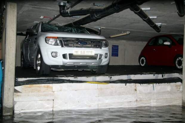 Из-за потопа на парковке машины прижало к потолку крытая парковка, парковка, потоп