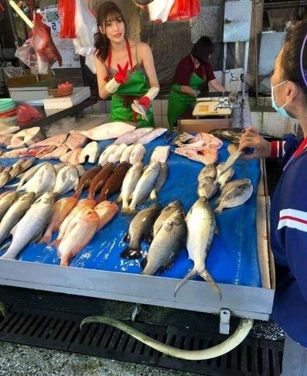 Красивая продавщица рыбы: модель встала за