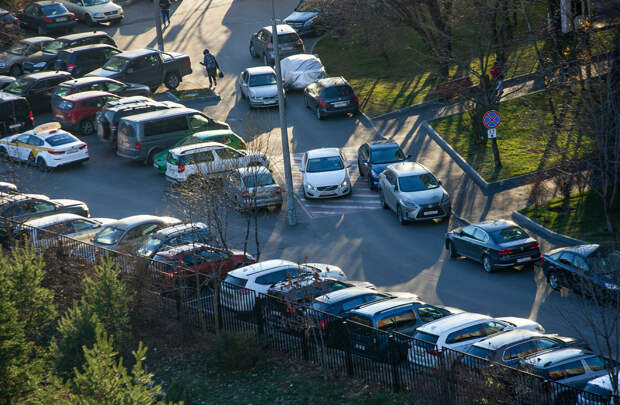 Россиянам назвали неочевидные риски парковки под открытым небом