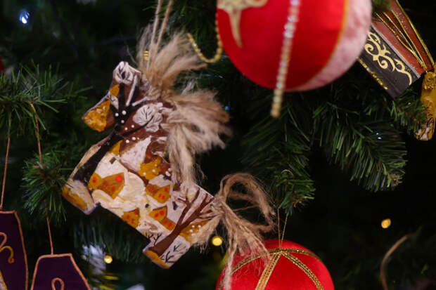 Игрушки юных рукодельниц из Майкопского района украшают елку в Доме правительства Адыгеи