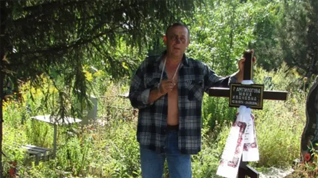 «Из остатков снаряда хочу смастерить памятник войне»: Эдуард Ампилогов потерял мать под обломками разбомбленного дома